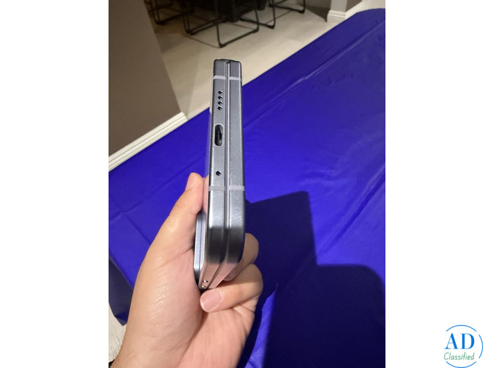 Selling New GOOGLE Pixel 10 Pro Fold Carrier Unlocked 256GB NEW